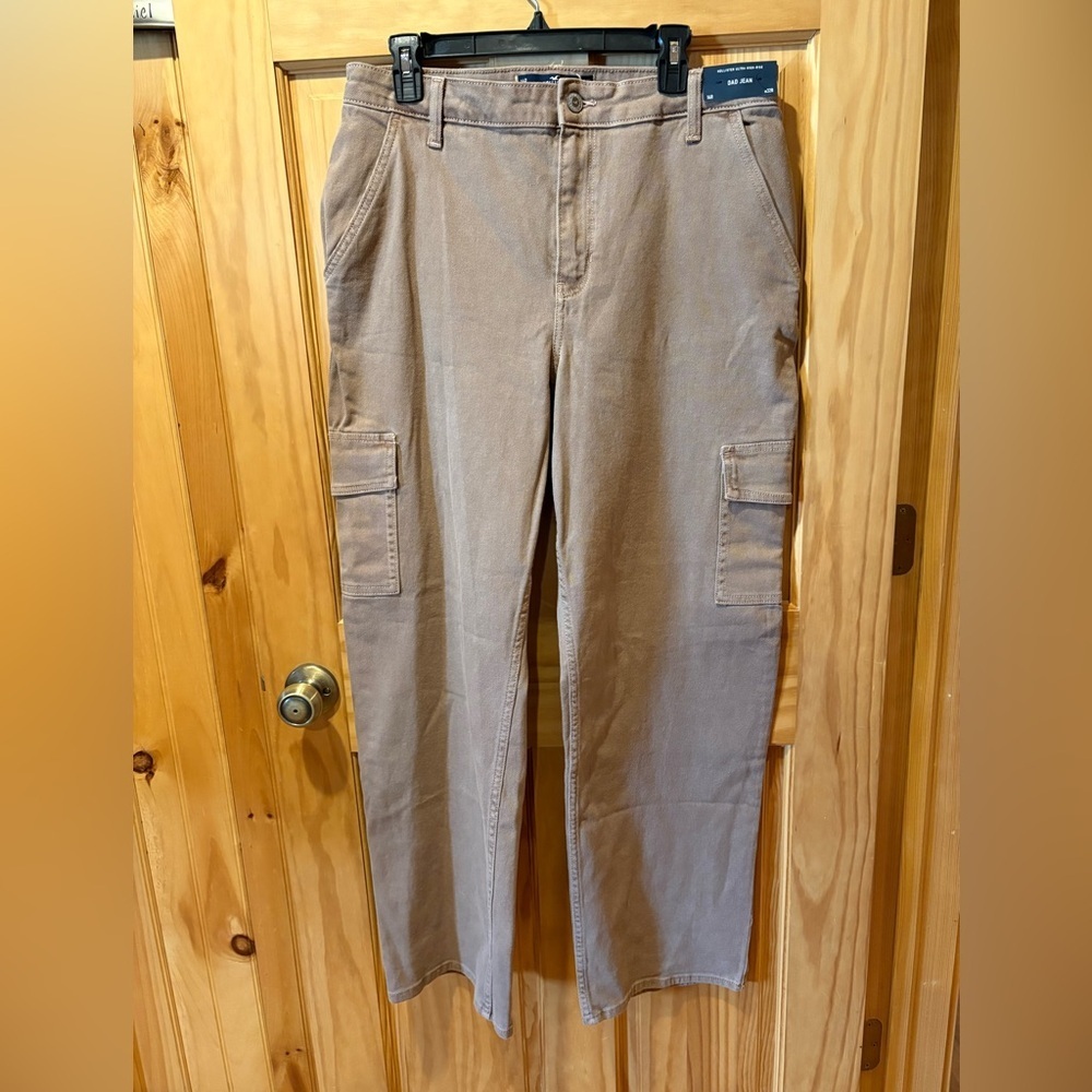 Hollister women’s Ultra High Rise Cargo Dad Jean size 14/32 NWT soft brown